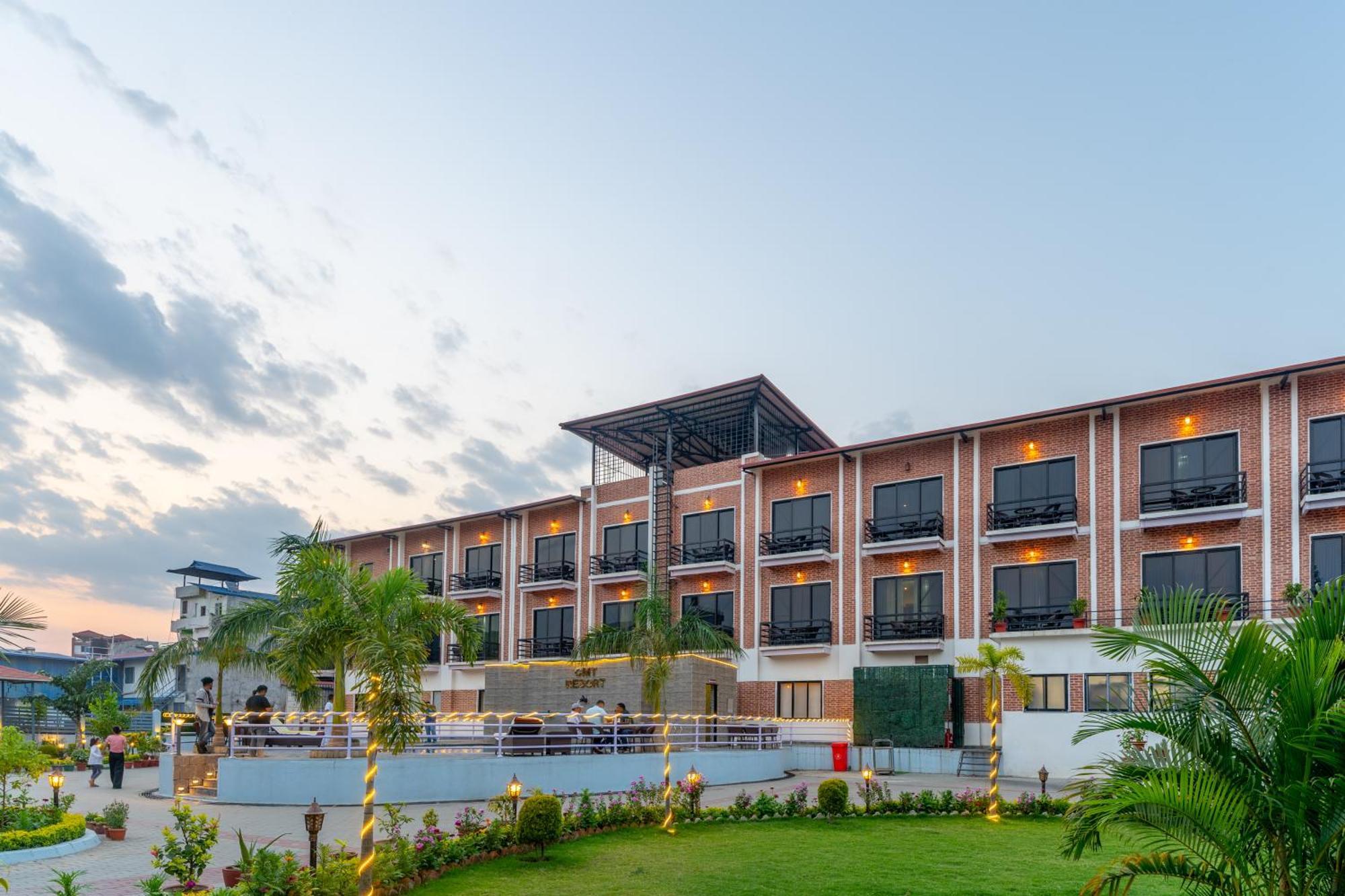 Chitwan Midtown Hotel Bharatpur  Exterior foto