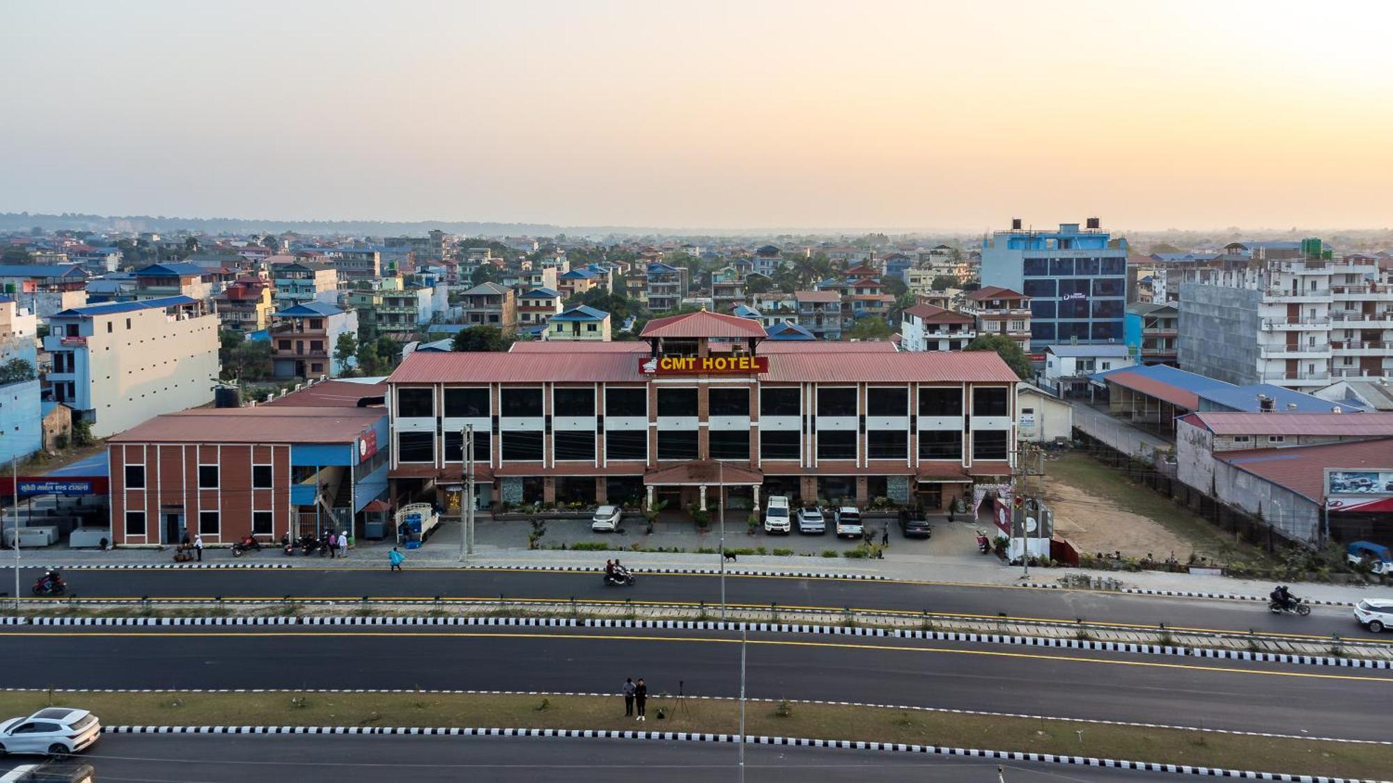 Chitwan Midtown Hotel Bharatpur  Exterior foto